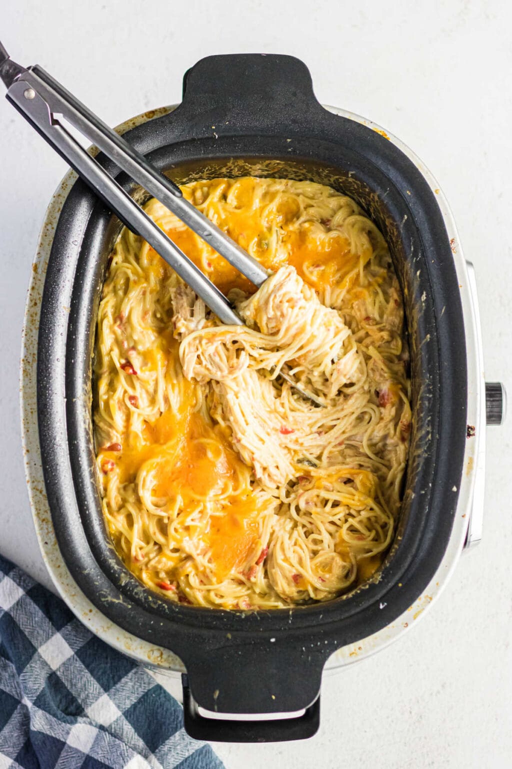 Cheesy Crockpot Chicken Spaghetti (Easy Recipe) Restless Chipotle