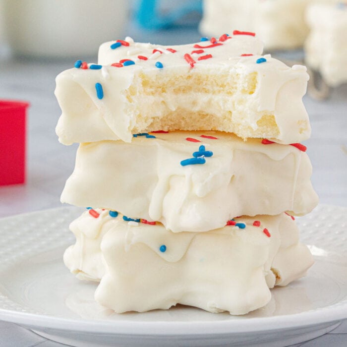 Closeup of the snack cakes showing the layers and filling.