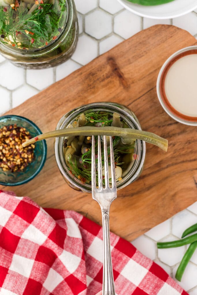 Quick Refrigerator Pickled Green Beans (Dilly Beans) - Restless Chipotle