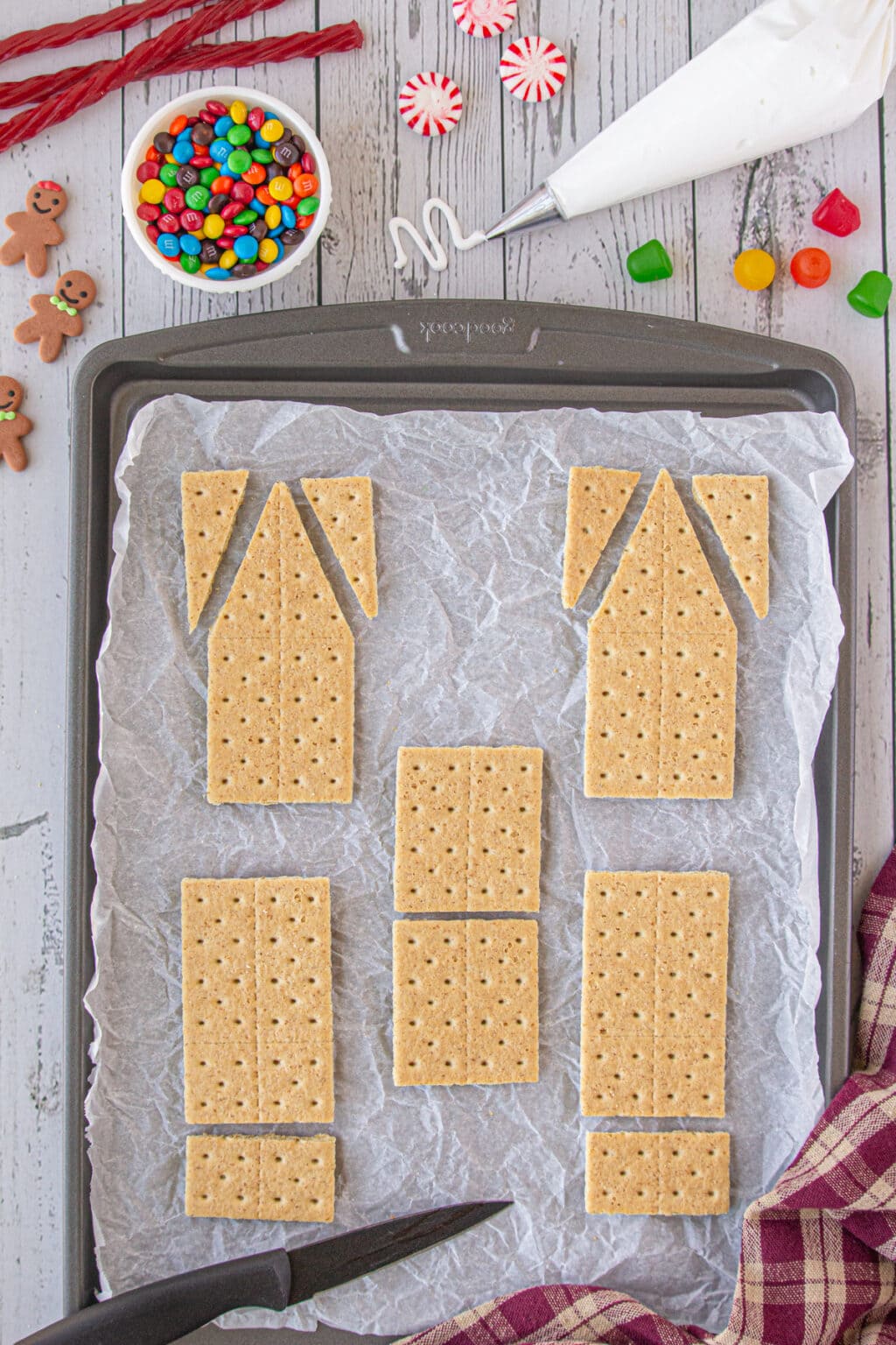 How to Make a Graham Cracker Gingerbread House - Restless Chipotle