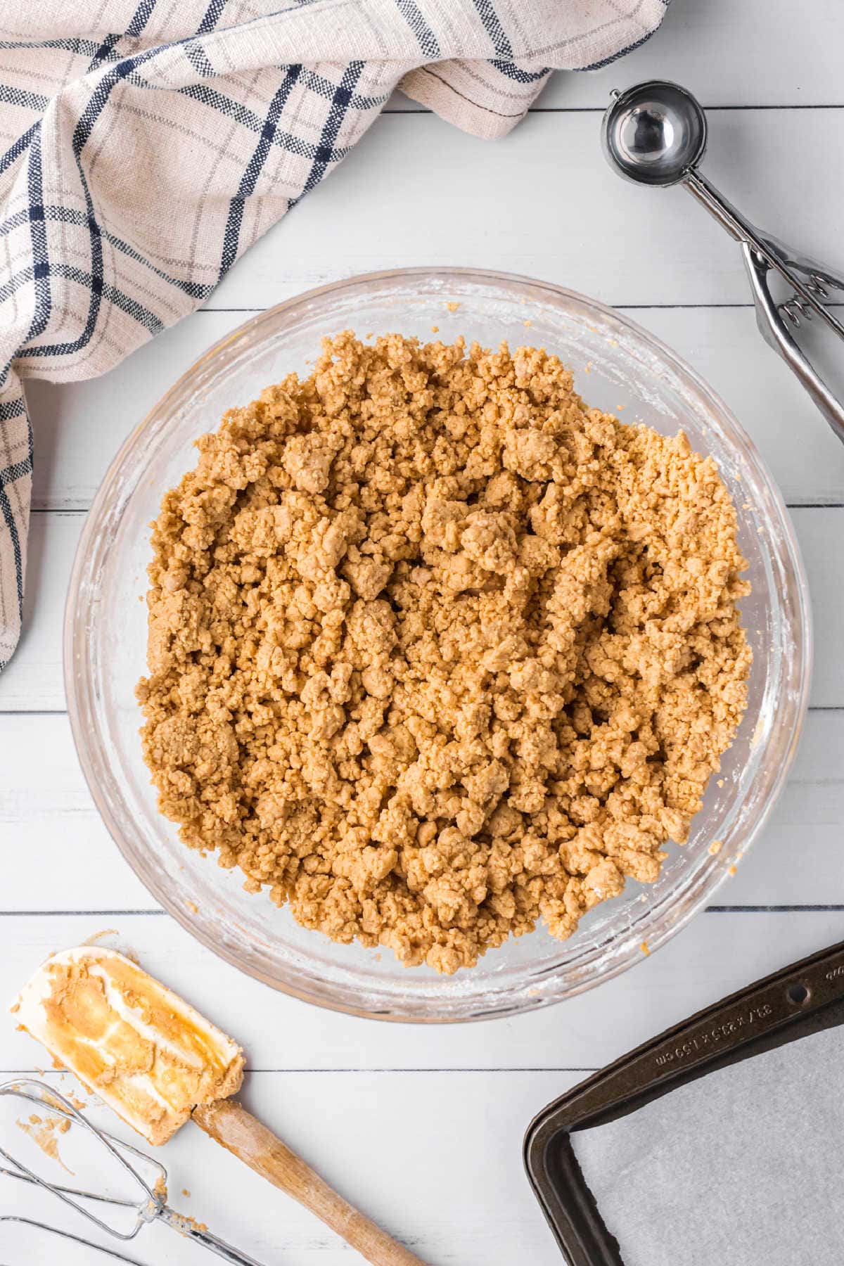 Peanut butter mixture in a glass bowl.